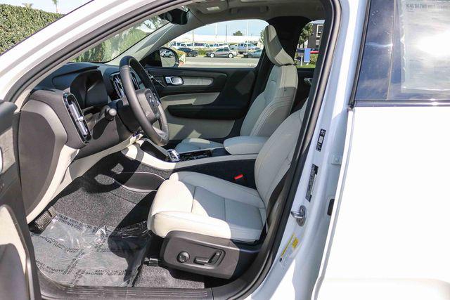 2026 Volvo XC40 Plus, B4 FWD Gas (mild hybrid), Dark