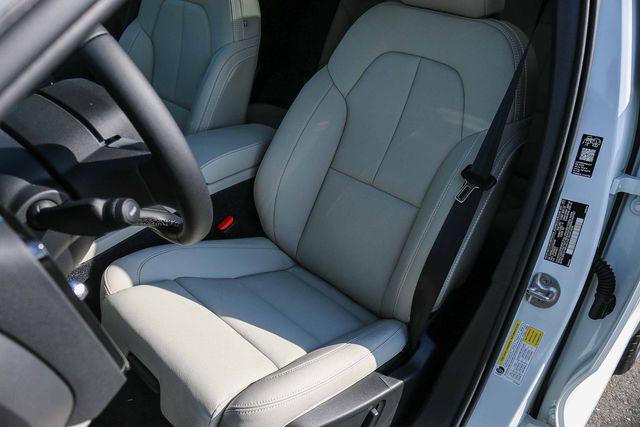 2026 Volvo XC40 Plus, B4 FWD Gas (mild hybrid), Dark