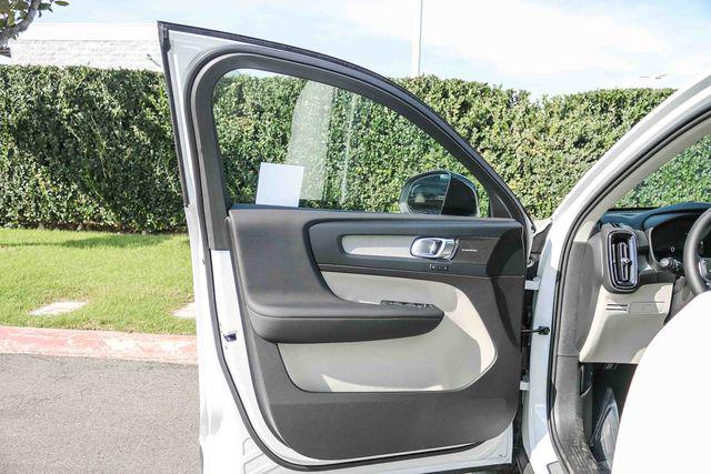 2026 Volvo XC40 Plus, B4 FWD Gas (mild hybrid), Dark