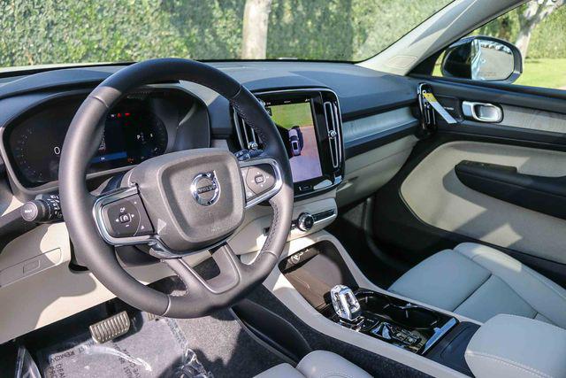 2026 Volvo XC40 Plus, B4 FWD Gas (mild hybrid), Dark