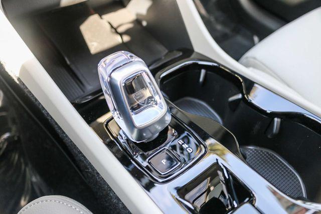 2026 Volvo XC40 Plus, B4 FWD Gas (mild hybrid), Dark