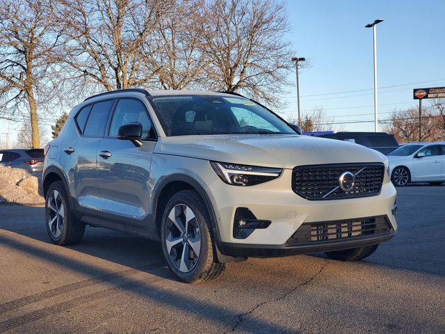 2026 Volvo XC40 Plus, B5 AWD Gas (mild hybrid), Dark