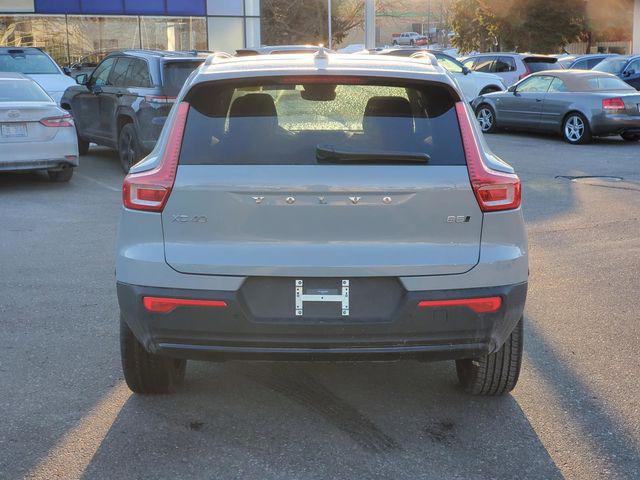 2026 Volvo XC40 Plus, B5 AWD Gas (mild hybrid), Dark