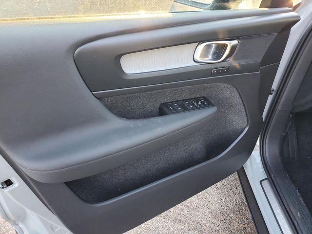 2026 Volvo XC40 Plus, B5 AWD Gas (mild hybrid), Dark