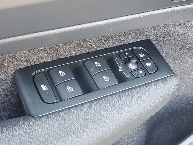 2026 Volvo XC40 Plus, B5 AWD Gas (mild hybrid), Dark