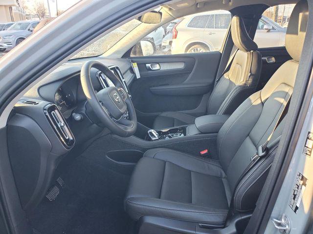2026 Volvo XC40 Plus, B5 AWD Gas (mild hybrid), Dark