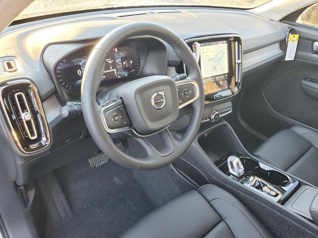 2026 Volvo XC40 Plus, B5 AWD Gas (mild hybrid), Dark