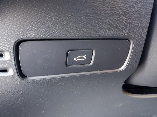 2026 Volvo XC40 Plus, B5 AWD Gas (mild hybrid), Dark