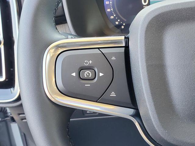 2026 Volvo XC40 Plus, B5 AWD Gas (mild hybrid), Dark