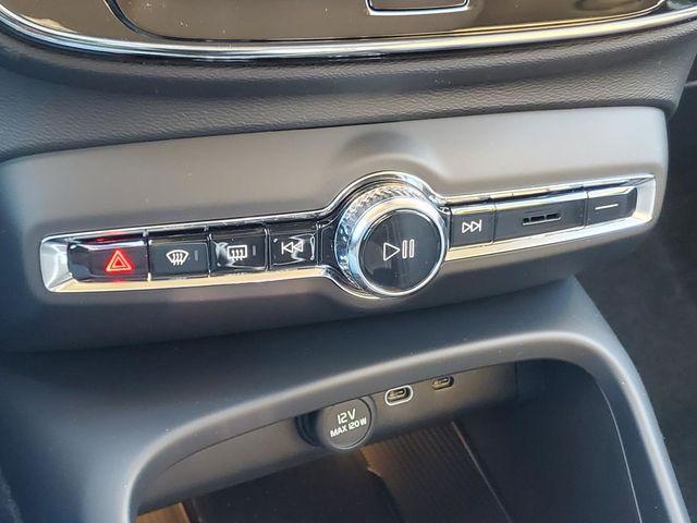 2026 Volvo XC40 Plus, B5 AWD Gas (mild hybrid), Dark