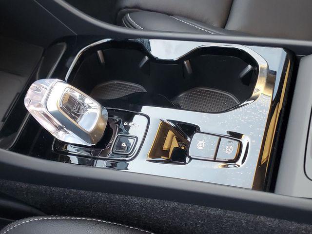 2026 Volvo XC40 Plus, B5 AWD Gas (mild hybrid), Dark
