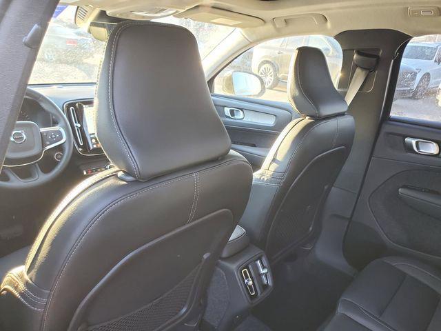 2026 Volvo XC40 Plus, B5 AWD Gas (mild hybrid), Dark