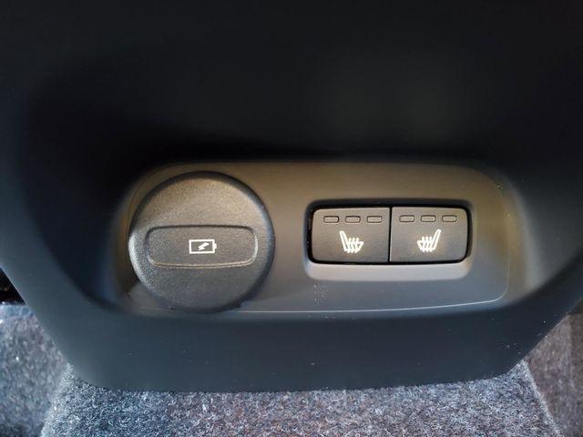 2026 Volvo XC40 Plus, B5 AWD Gas (mild hybrid), Dark