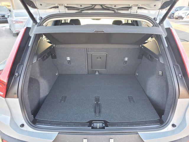 2026 Volvo XC40 Plus, B5 AWD Gas (mild hybrid), Dark