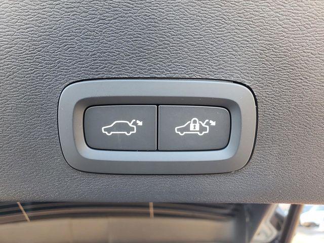 2026 Volvo XC40 Plus, B5 AWD Gas (mild hybrid), Dark