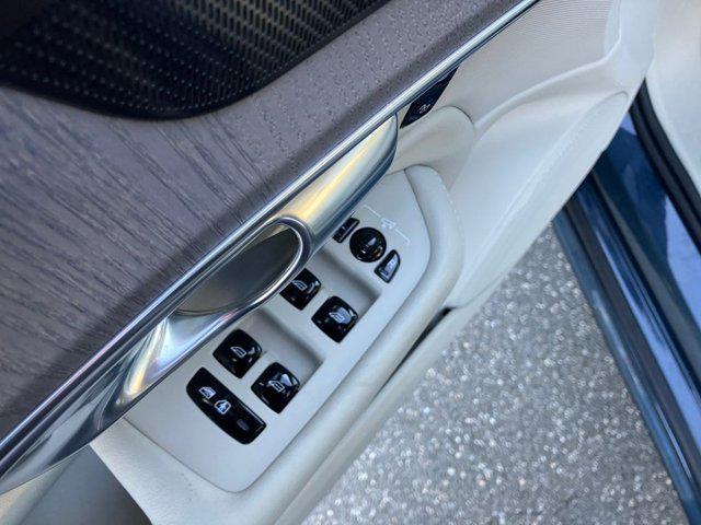 2026 Volvo XC90 Ultra Dark Theme, B6 AWD Gas (mild hybrid), Gasoline, 6 Seats