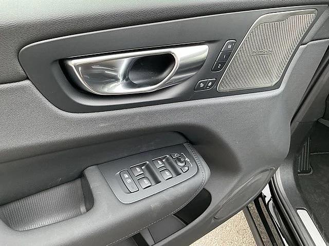 2026 Volvo XC60 B5 Ultra Black Edition