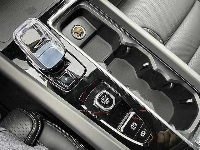 2026 Volvo XC60 B5 Ultra Black Edition