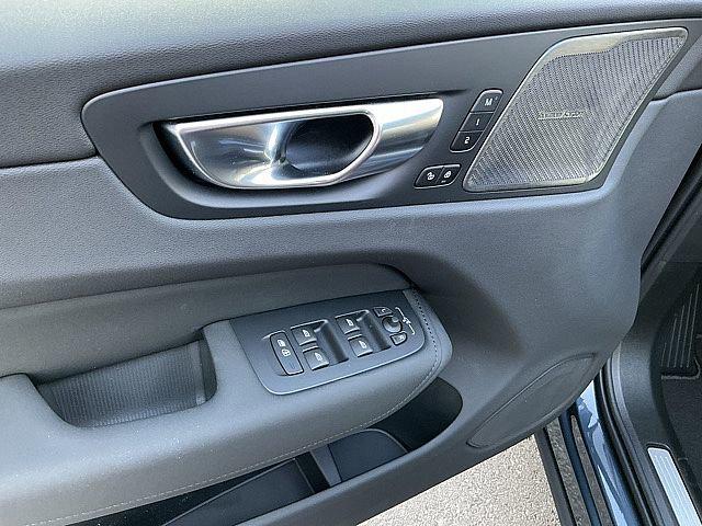 2026 Volvo XC60 B5 Ultra Black Edition