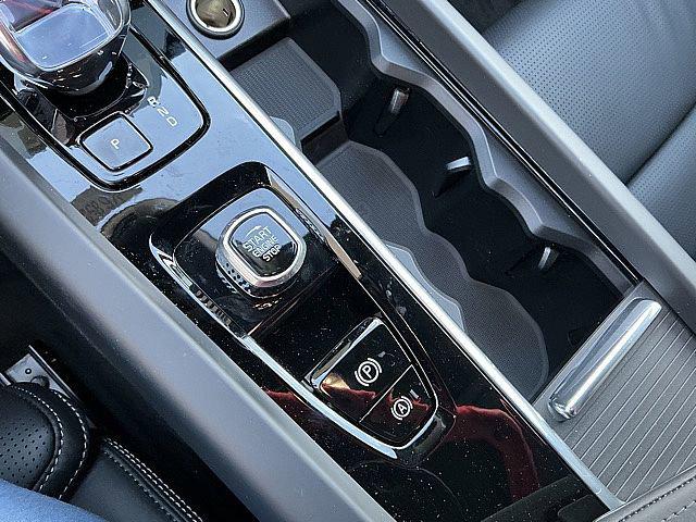 2026 Volvo XC60 B5 Ultra Black Edition