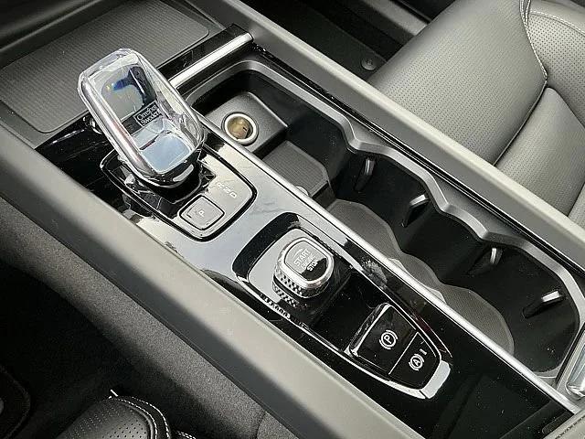 2026 Volvo XC60 Plug-In Hybrid Black Edition Ultra, T8 AWD Electric/Gasoline, Dark