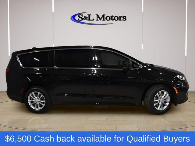 2026 Chrysler Pacifica Select AWD