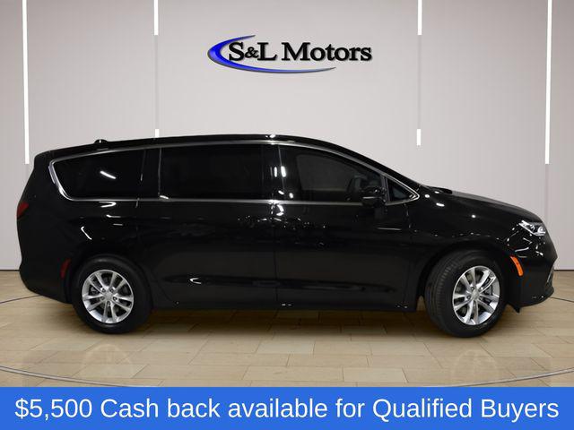 2026 Chrysler Pacifica Select AWD