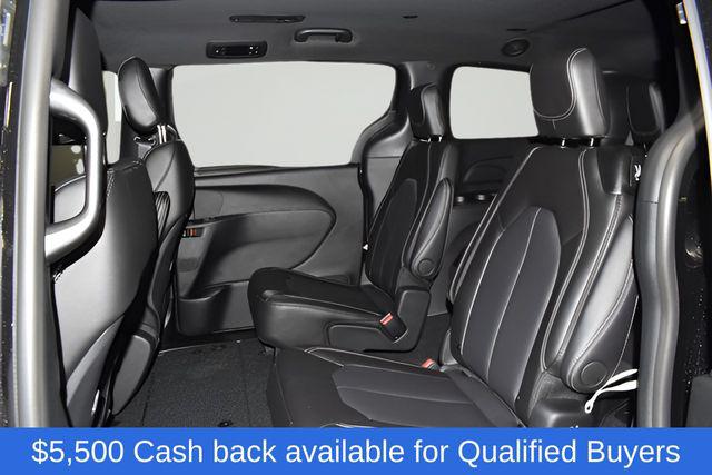 2026 Chrysler Pacifica Select AWD