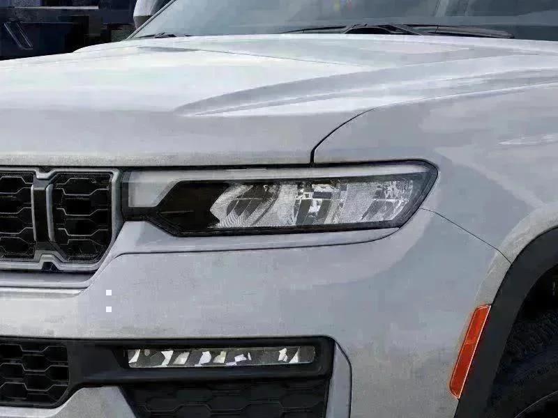 New 2026 Silver Zynith Exterior Paint Jeep Limited image 10
