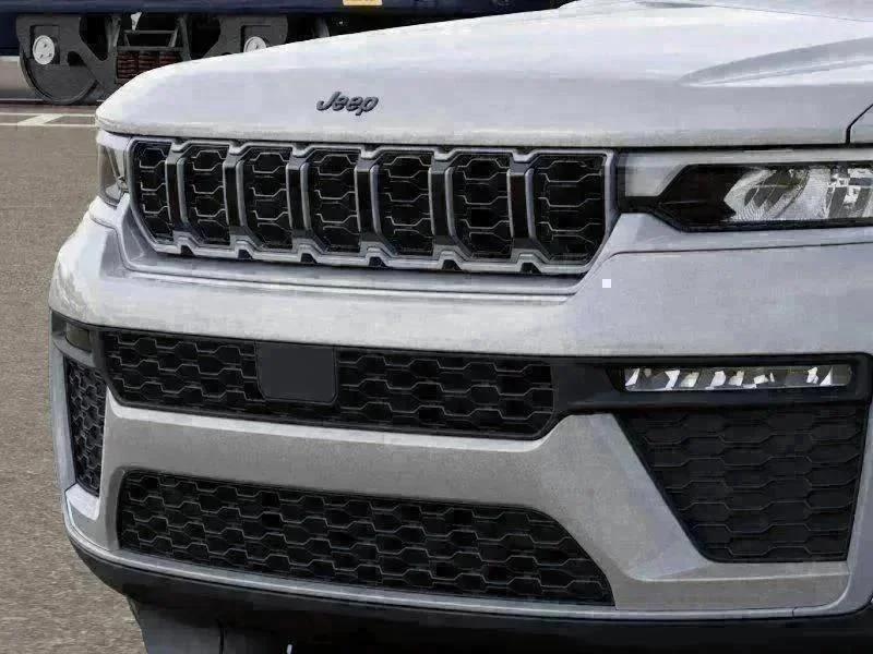 New 2026 Silver Zynith Exterior Paint Jeep Limited image 11