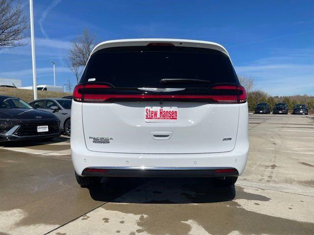2026 Chrysler Pacifica Select AWD