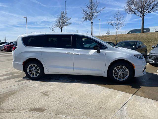 2026 Chrysler Pacifica Select AWD
