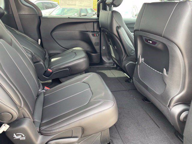 2026 Chrysler Pacifica Select AWD