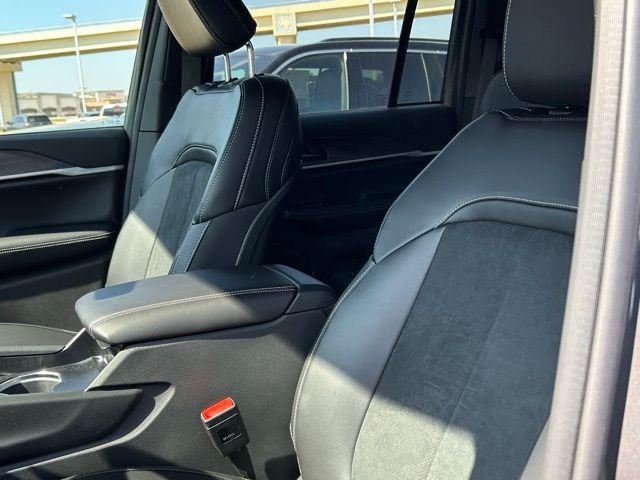 2026 Jeep Grand Cherokee Altitude 4x2