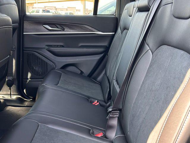 2026 Jeep Grand Cherokee Altitude 4x2
