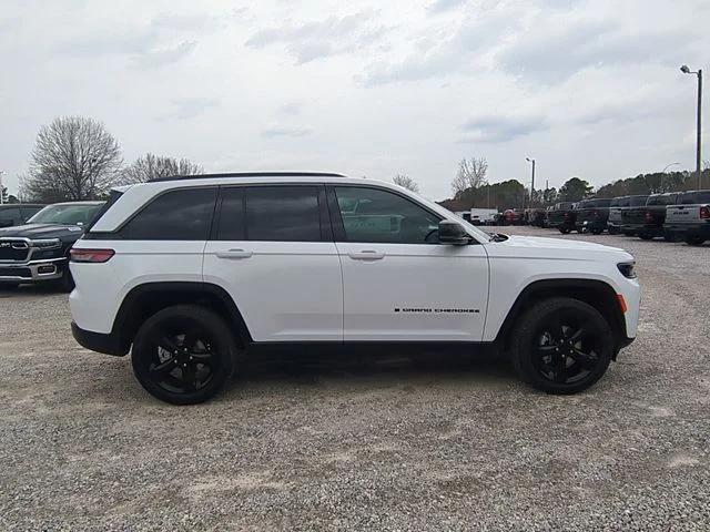 New 2026 Bright White Clear-Coat Exterior Paint Jeep Limited image 6