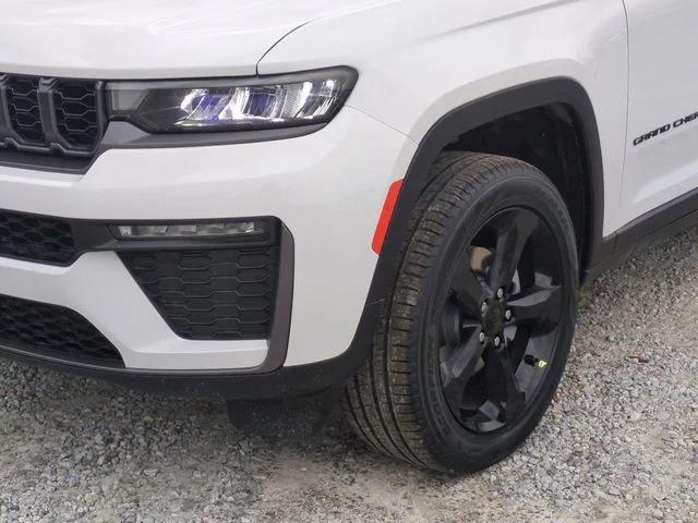 New 2026 Bright White Clear-Coat Exterior Paint Jeep Limited image 9