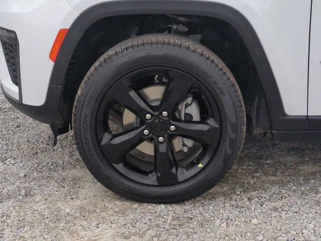 New 2026 Bright White Clear-Coat Exterior Paint Jeep Limited image 10