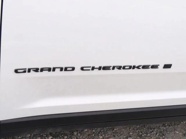 New 2026 Bright White Clear-Coat Exterior Paint Jeep Limited image 42