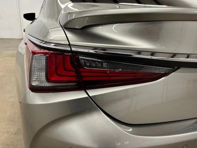 2021 Lexus ES 300h Ultra Luxury