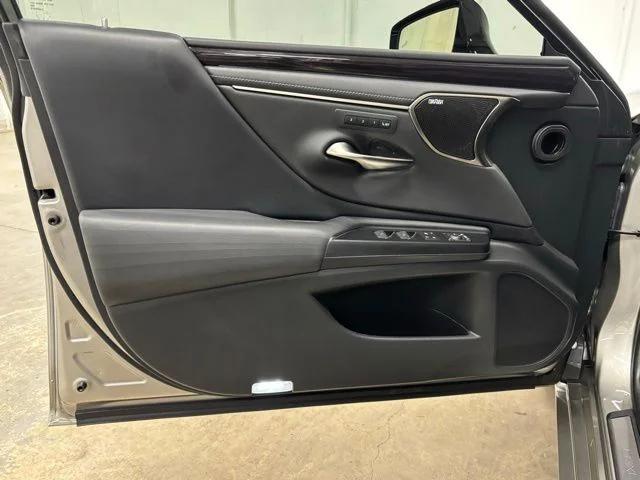 2021 Lexus ES 300h Ultra Luxury