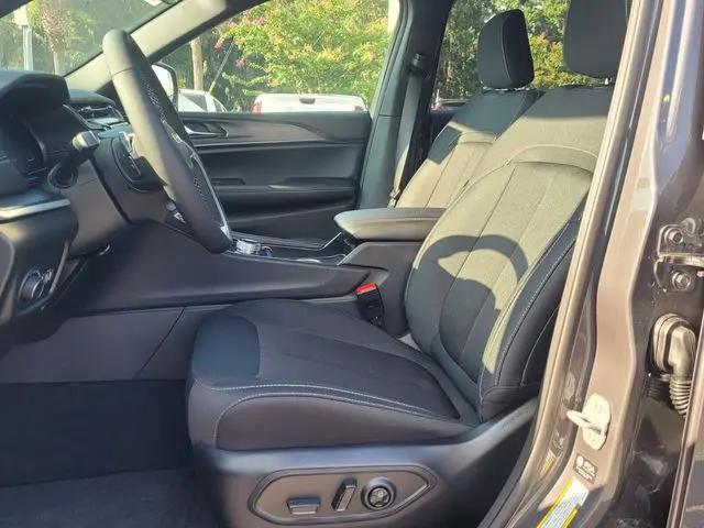 2025 Jeep Grand Cherokee L Laredo 4x2