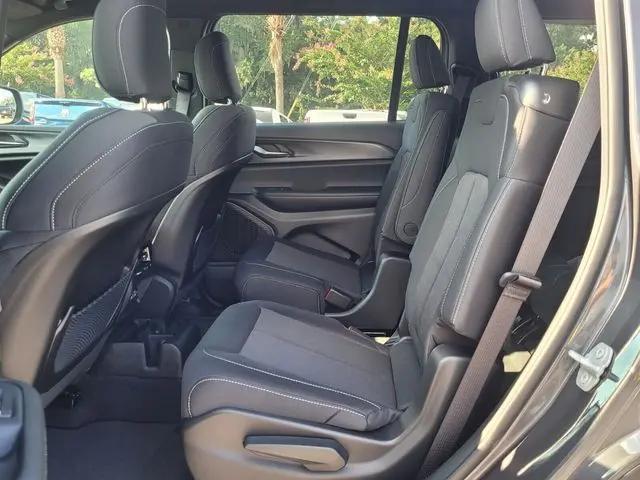 2025 Jeep Grand Cherokee L Laredo 4x2