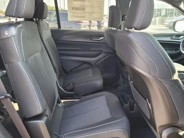 2025 Jeep Grand Cherokee L Laredo 4x2