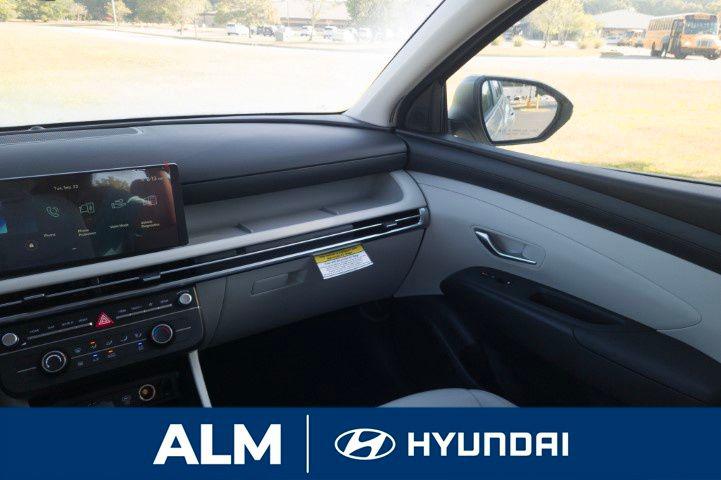 New 2026 White Pearl HYUNDAI SE FWD image 17