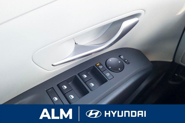 New 2026 White Pearl HYUNDAI SE FWD image 32