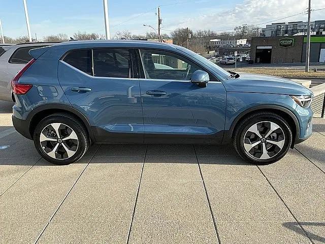 2025 Volvo XC40 B5 Plus Bright Theme