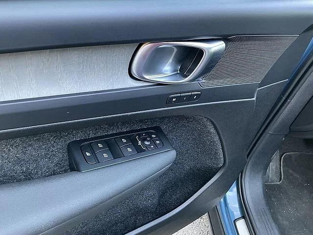 2025 Volvo XC40 B5 Plus Bright Theme
