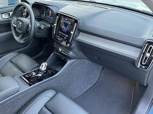 2025 Volvo XC40 B5 Plus Bright Theme