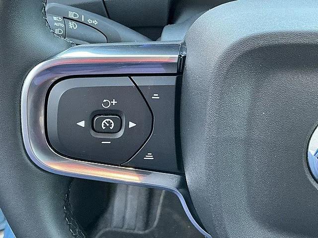 2025 Volvo XC40 B5 Plus Bright Theme